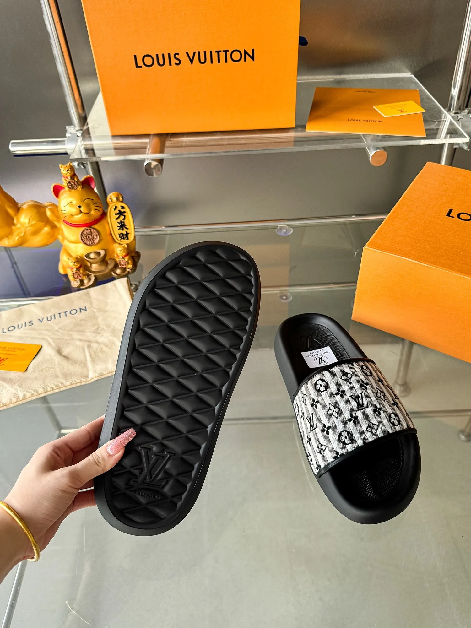 [L Home] P: 300💰 ▪️Shoe size: Women's 35-40 Men's 38-46▪️Packaging: Counter top quality~original packaging Louis Vuitton lv couple's monogram embossed slippers This season, Waterfront sandals return with a new look, and the upper buckle is embossed with Louis Vuitton's iconic Monogram pattern. Made of waterproof rubber with a comfortable and resilient insole. The lightweight, flexible outsole is embossed with the Louis Vuitton logo. Exquisitely packaged at the delivery counter 🛍📦 ▪️Fabric: Original molded rubber foam ▪️Sole: Original molded rubber foam outsole ▪️Sole thickness: 3CM.